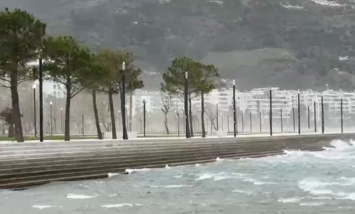 Moti i keq në Vlorë, ndalohet lundrimi për mjetet e vogla dhe peshkarexhat