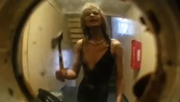 “Na tmerron çdo natë”, 28-vjeçari i veshur me fustan kthen jetën e fqinjëve në ferr, endet me sëpatë dhe thikë në pallat (VIDEO)