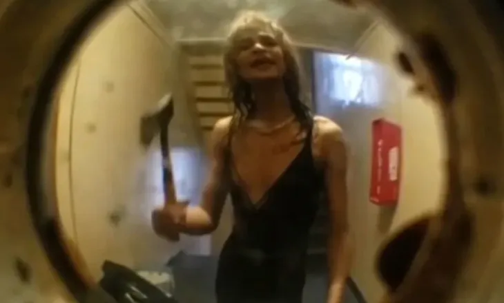 “Na tmerron çdo natë”, 28-vjeçari i veshur me fustan kthen jetën e fqinjëve në ferr, endet me sëpatë dhe thikë në pallat (VIDEO)