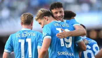 Napoli mbyll sezonin me fitore ndaj Udineses, Conte përshëndetet me ovacione