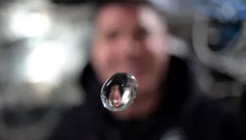 NASA publikon videon mahnitëse nga misioni Artemis II, astronautët luajnë me një pikë uji në hapësirë