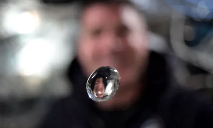 NASA publikon videon mahnitëse nga misioni Artemis II, astronautët luajnë me një pikë uji në hapësirë