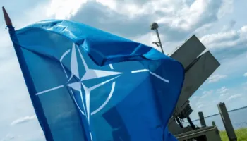 NATO po shqyrton dërgimin e anijeve ushtarake në Hormuz, do të kujdesen që kalimi në ngushticë të jetë i sigurt