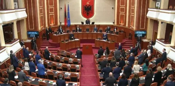 Ndarja nga jeta e ish-kryetarit të Kuvendit Servet Pëllumbi/ Kuvendi mban një minutë heshtje
