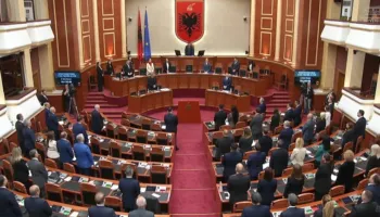 Ndarja nga jeta e Servet Pëllumbit, Kuvendi nis me një minutë heshtje, mungon shumica e PD
