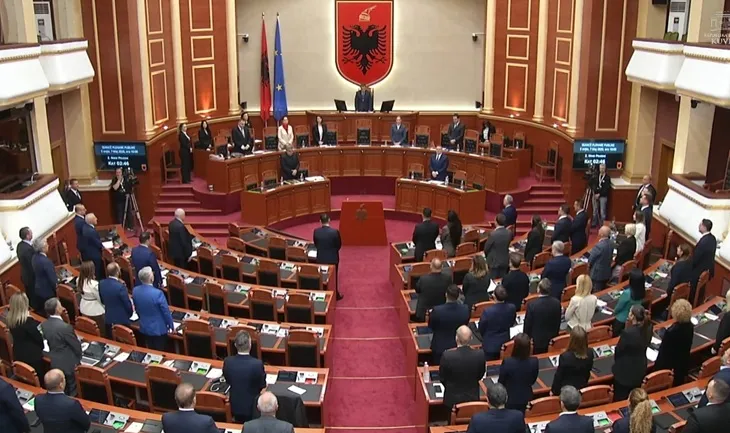 Ndarja nga jeta e Servet Pëllumbit, Kuvendi nis me një minutë heshtje, mungon shumica e PD