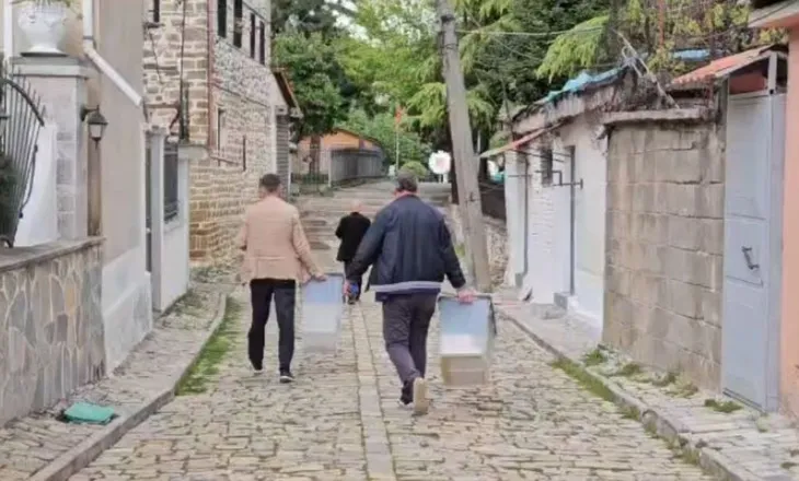 Ndërpritet procesi i votimit për kreun e PD-së në Korçë, komisionerët marrin kutitë dhe largohen