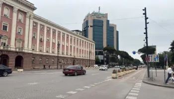 Ndryshon skenari i protestës/ Mungon podiumi përpara Kryeministrisë, demokratët do të marshojnë pa fjalime
