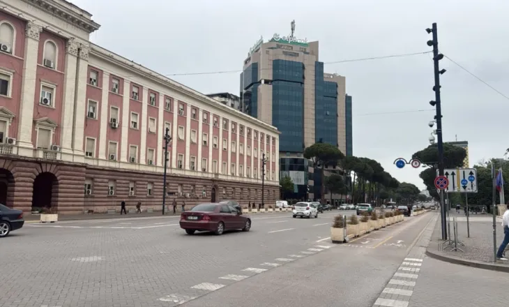 Ndryshon skenari i protestës/ Mungon podiumi përpara Kryeministrisë, demokratët do të marshojnë pa fjalime