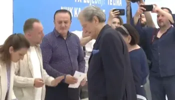 Në fletë është vetëm emri i tij, Sali Berisha voton në selinë blu: Proces shembullor, vullneti do shprehet në mënyrë demokratike