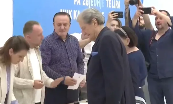 Në fletë është vetëm emri i tij, Sali Berisha voton në selinë blu: Proces shembullor, vullneti do shprehet në mënyrë demokratike