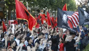 “Ne jemi bashkë”/ Me flamuj dhe banderola, të rinjtë protestë në Tiranë. Dalin krah studentëve shqiptarë në RMV për gjuhën shqipe