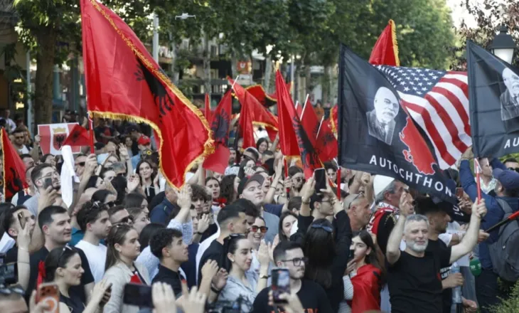 “Ne jemi bashkë”/ Me flamuj dhe banderola, të rinjtë protestë në Tiranë. Dalin krah studentëve shqiptarë në RMV për gjuhën shqipe