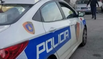Në kërkim për kanosje me armë zjarri dhe për shitjen e lëndëve narkotike, bien në pranga dy të rinj në Vlorë (Emrat)