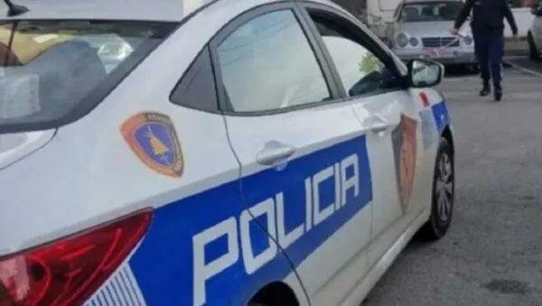 Në kërkim për kanosje me armë zjarri dhe për shitjen e lëndëve narkotike, bien në pranga dy të rinj në Vlorë (Emrat)