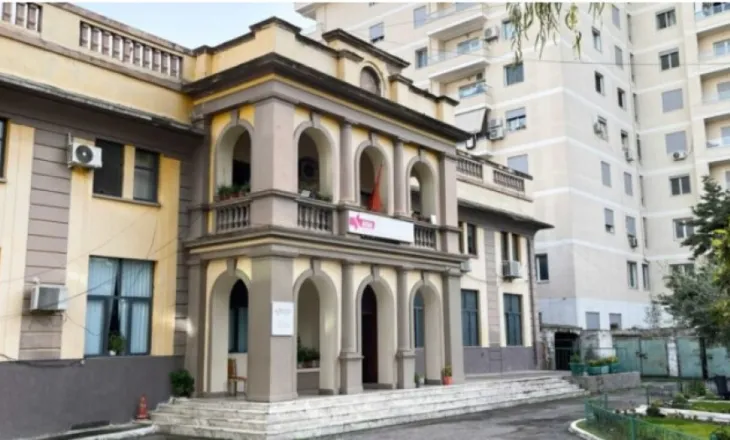 Në pikëpyetje fati i godinës ikonike të Hekurudhës Shqiptare në Durrës