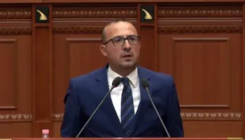 “Në spitalin e Lushnjës të hanë minjtë”/ Korreshi shpërthen në Kuvend: S’ju vjen turp, harram lekët e shqiptarëve