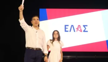 Nën tingujt e këngës simbol të së majtës “Bella Ciao”, ish-kryeministri grek Aleksis Tsipras shpall rikthimin në arenën politike