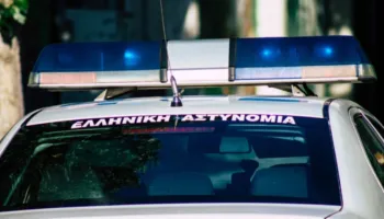 Nëna 25-vjeçare dhe partneri pakistanez dërgohen në burg për dhunën ndaj vajzës 3-vjeçare në Greqi