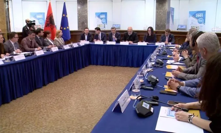 Nënshkruhet programi “Dyfisho Sipërmarrjen Tënde”, 250 mln euro kredi me interesa të ulëta për bizneset e vogla dhe bujqësinë