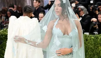 Nga besimi te mesazhi për CR7; Georgina ndez skenën me “look” të frymëzuar nga “Zoja e Fatimës” (fotot)