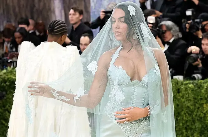 Nga besimi te mesazhi për CR7; Georgina ndez skenën me “look” të frymëzuar nga “Zoja e Fatimës” (fotot)