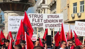 Nga Shkupi, në Tiranë/ Protesta për mbrojtjen e shqipes vijon në sheshin “Skënderbej”, ja kur pritet tubimi