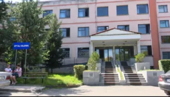 Ngjarja në Korçë/ Babai i vajzës 21 vjeçare që u ngacmua nga mjeku kirurg: Ka tentuar ta puthte…