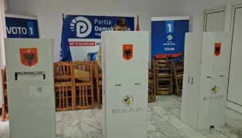 Nis procesi i votimit në Korçë, anëtarët e PD-së drejt kutive për të konfirmuar Sali Berishën pa rival