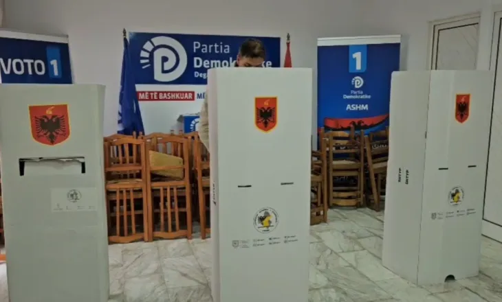 Nis procesi i votimit në Korçë, anëtarët e PD-së drejt kutive për të konfirmuar Sali Berishën pa rival
