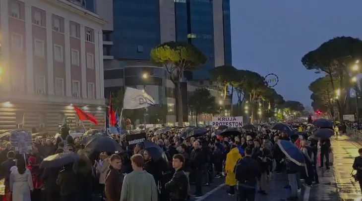 Nis protesta e PD-së, Sali Berisha i bashkohet qytetarëve