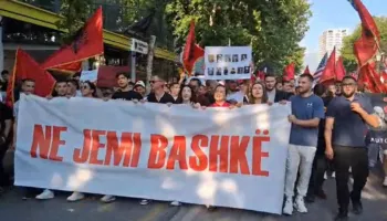 Nis protesta në kryeqytet/ Të rinjtë marshojnë drejt ambasadës maqedonase, dalin krah studentëve shqiptarë në RMV për të drejtën e gjuhës shqipe