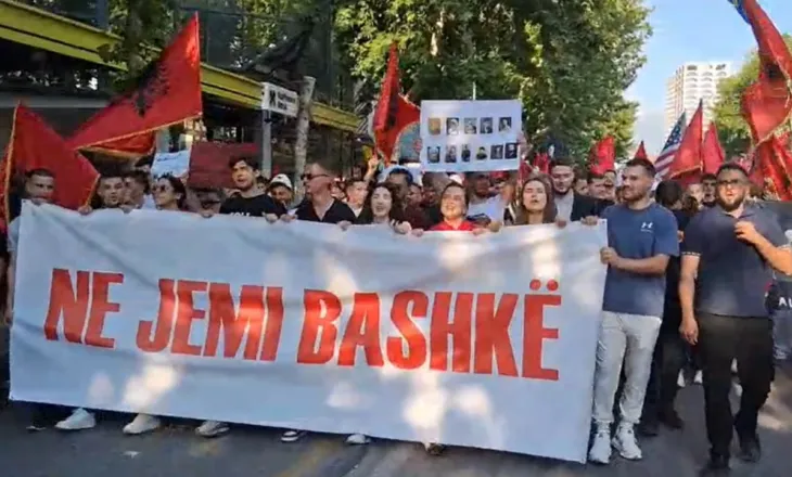 Nis protesta në kryeqytet/ Të rinjtë marshojnë drejt ambasadës maqedonase, dalin krah studentëve shqiptarë në RMV për të drejtën e gjuhës shqipe