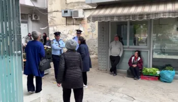 Nis zbatimi i projektit për tregun e frutaperimeve në Vlorë, policia rrethon ambientet, nuk lejon tregtarët të futen