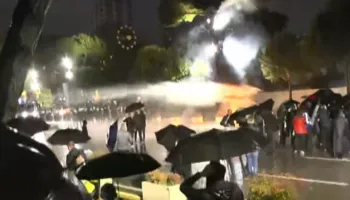 Nisin përplasjet mes policisë dhe protestuesve në afërsi të ministrisë së Brendshme