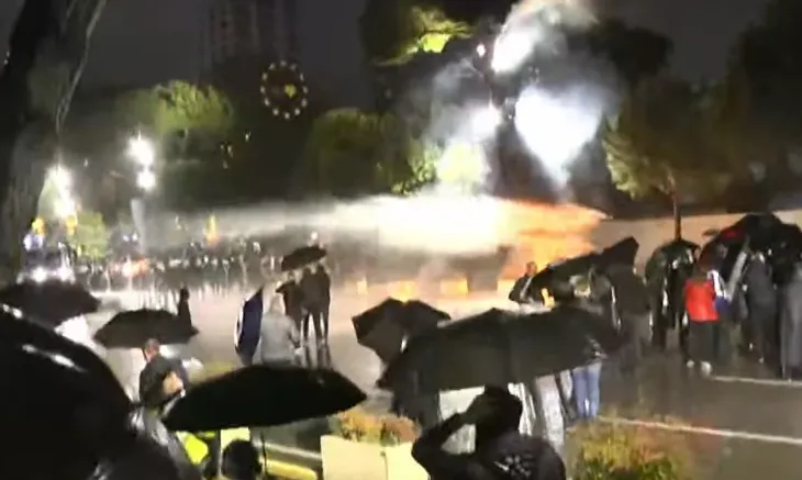 Nisin përplasjet mes policisë dhe protestuesve në afërsi të ministrisë së Brendshme