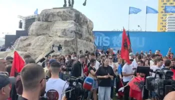“Një gjuhë na bashkon përtej kufijve”/ Protesta në Tiranë, në mbështetje të studentëve të RMV