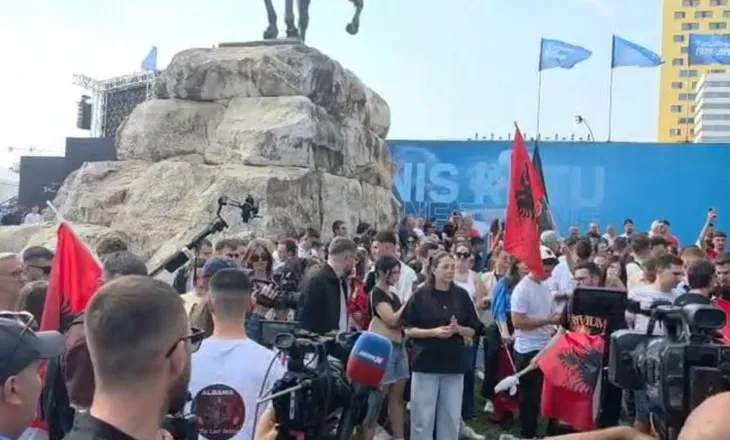 “Një gjuhë na bashkon përtej kufijve”/ Protesta në Tiranë, në mbështetje të studentëve të RMV
