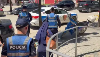 Një grua tenton të futet brenda në Gjykatën e Vlorës me thikë në çantë, ndalohet nga policia