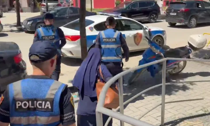 Një grua tenton të futet brenda në Gjykatën e Vlorës me thikë në çantë, ndalohet nga policia