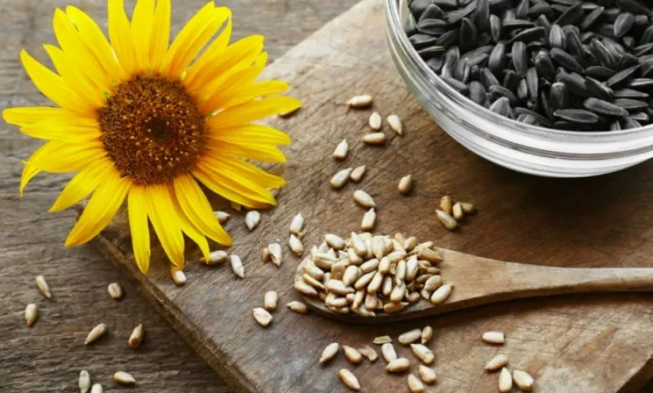 Një grusht në ditë: Nutricionistët zbulojnë përfitimet e farave të lulediellit