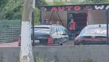 Një i plagosur pas sherrit mes disa të rinjve në një lavazh në Fier, arratiset autori