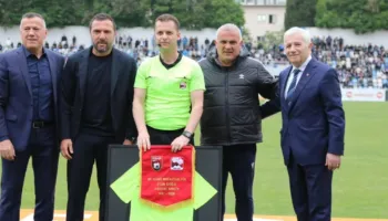 Një karrierë që mbyllet me klasiken e futbollit shqiptar, arbitri nderohet për në ndeshjen e tij të fundit: Një jetë në shërbim të futbollit shqiptar