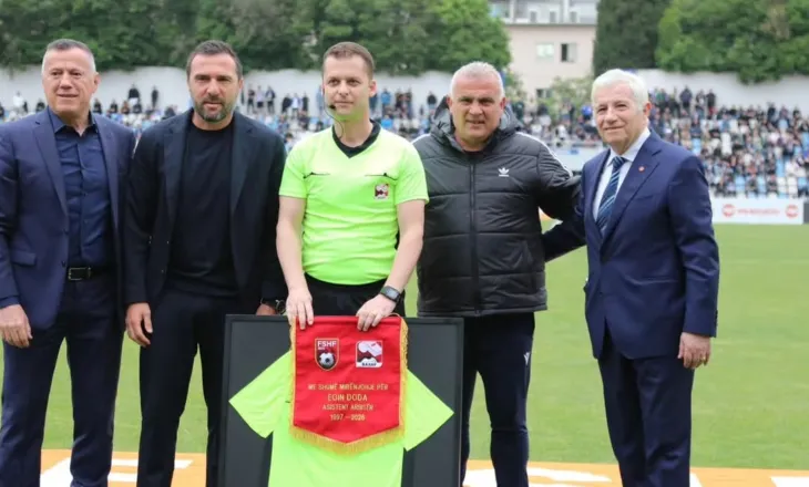 Një karrierë që mbyllet me klasiken e futbollit shqiptar, arbitri nderohet për në ndeshjen e tij të fundit: Një jetë në shërbim të futbollit shqiptar
