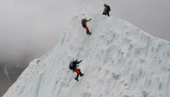 Një rekord prej 274 alpinistësh ngjiten në Malin Everest në një ditë të vetme