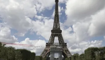 Një segment i shkallëve të Kullës Eiffel shitet në ankand për një cmim marramëndës