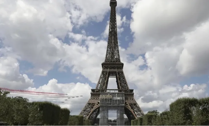 Një segment i shkallëve të Kullës Eiffel shitet në ankand për një cmim marramëndës