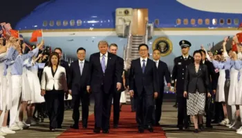 Një takim me rrezik të lartë me Xi Jinping, Donald Trump mbërrin në Kinë, pritet nga zëvendëspresidenti