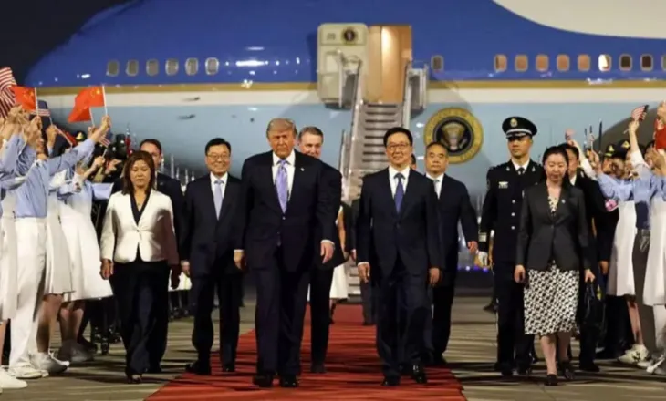 Një takim me rrezik të lartë me Xi Jinping, Donald Trump mbërrin në Kinë, pritet nga zëvendëspresidenti