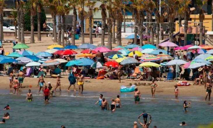 Një turist mori kompensim sepse familja e tij mbeti pa shezlongje gjatë pushimeve në Greqi
